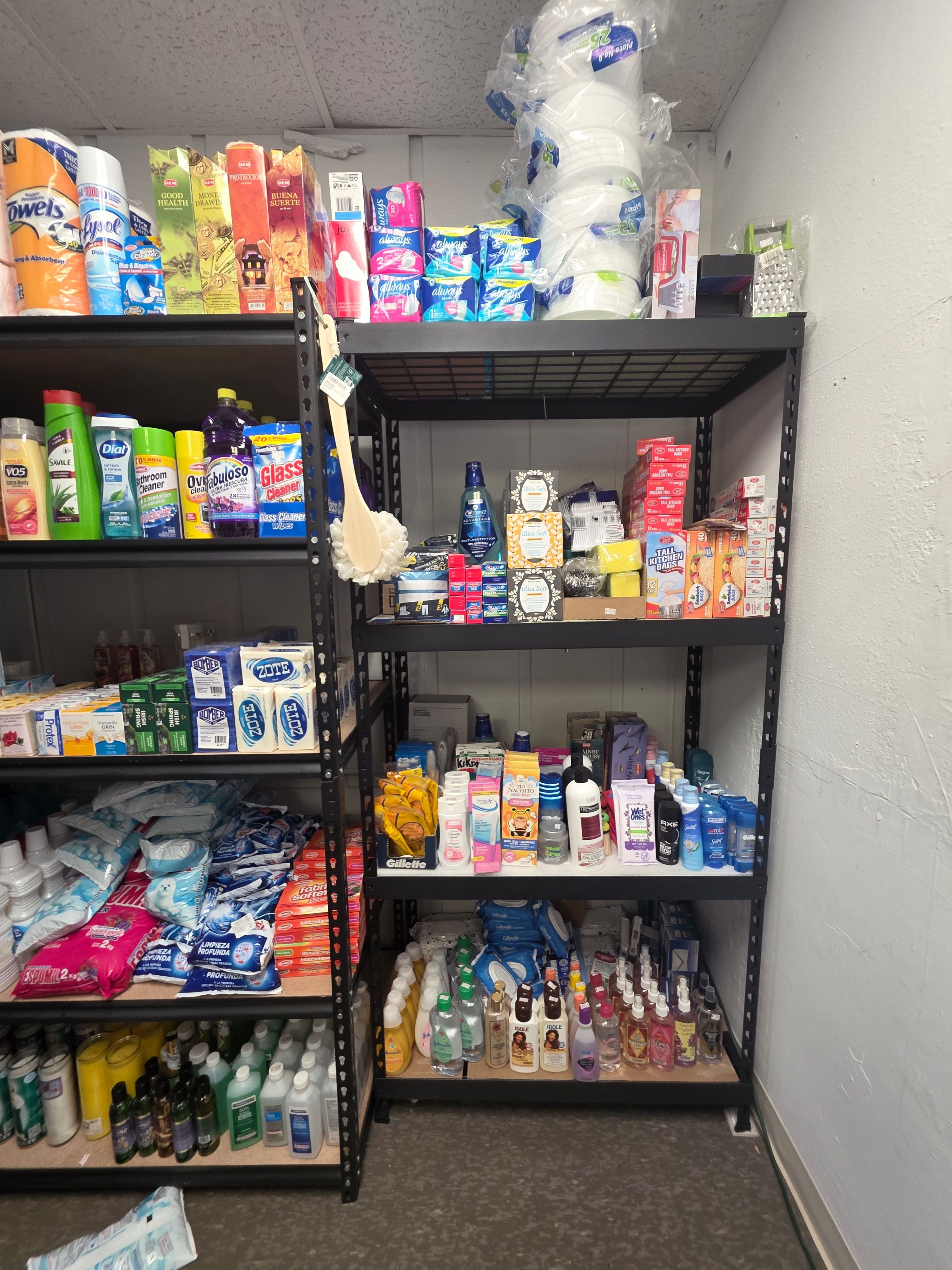 Estante de productos de limpieza e higiene personal en Pulpería La Morenita
