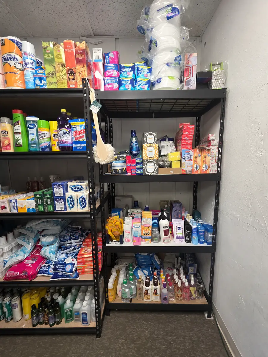 Estantes con productos de limpieza y cuidado personal en Pulpería La Morenita