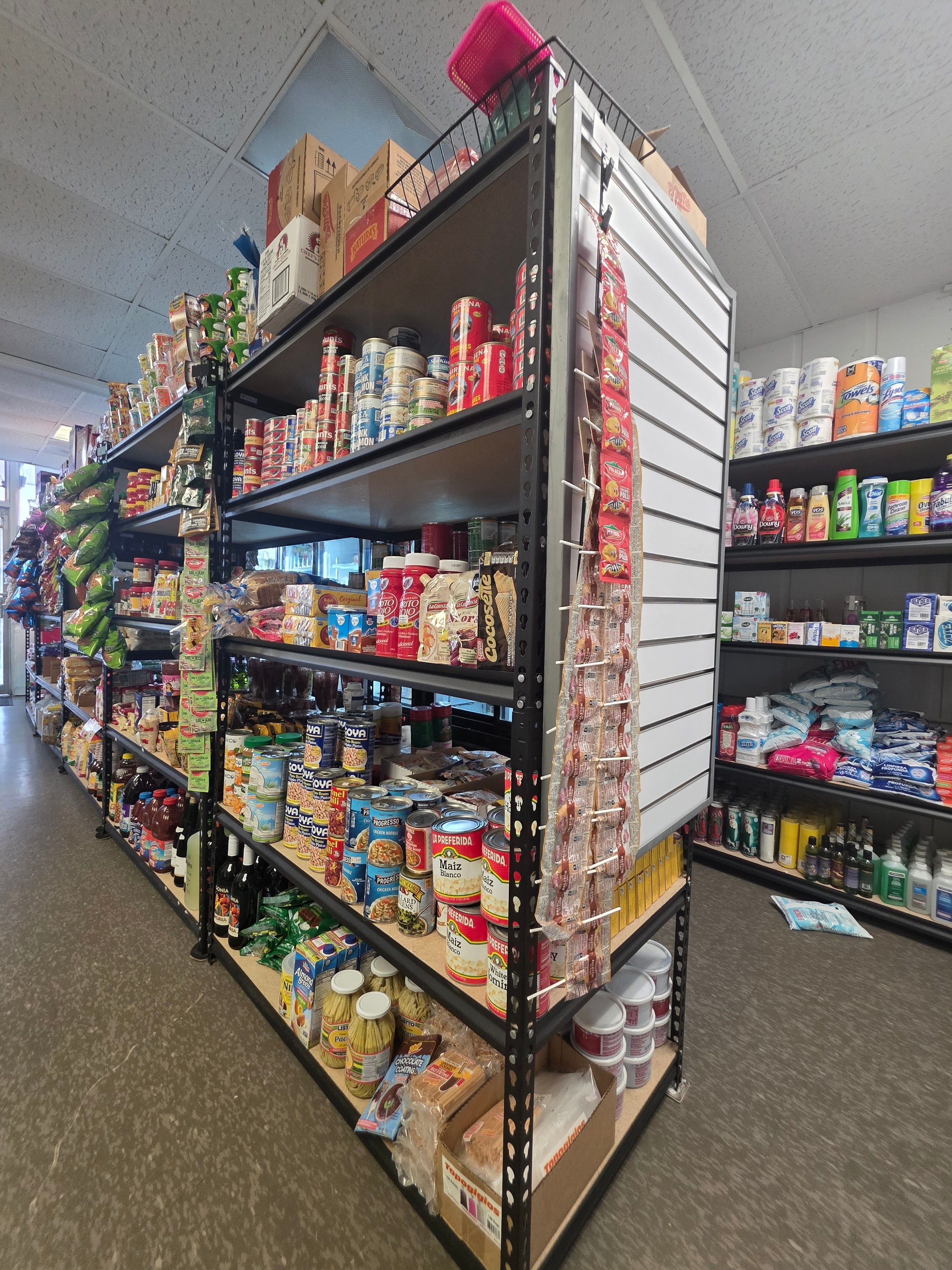 Pasillo de snacks y antojitos en Pulpería La Morenita