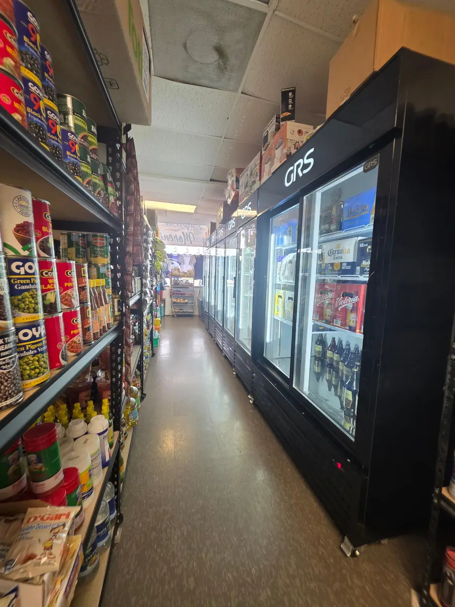 Pasillos de Pulpería La Morenita con productos centroamericanos