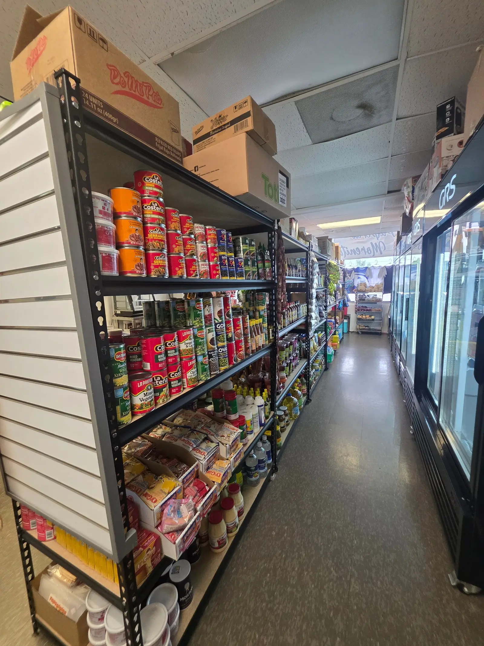 Pasillo de productos dentro de Pulpería La Morenita