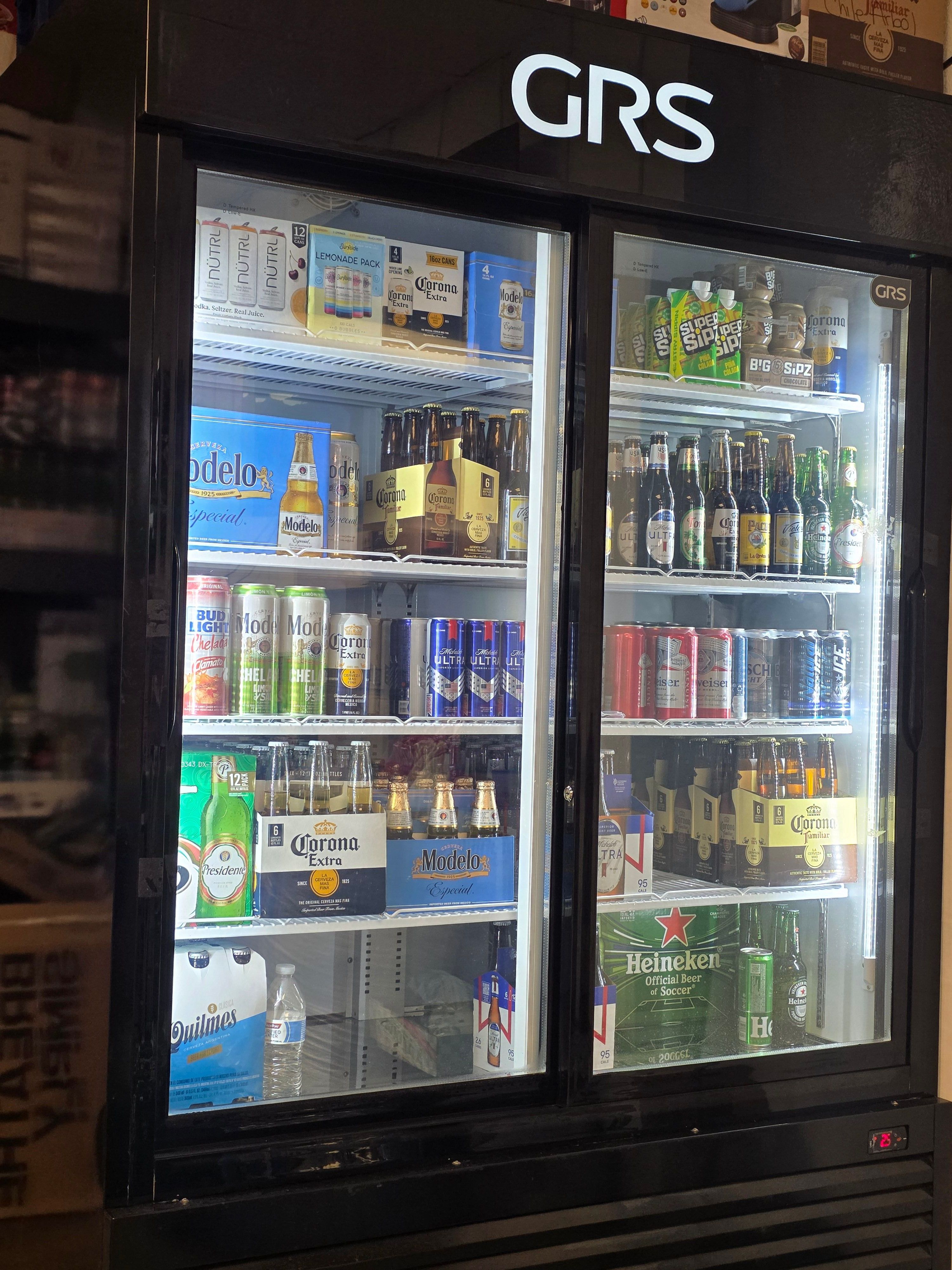 Refrigerador de bebidas dentro de Pulpería La Morenita